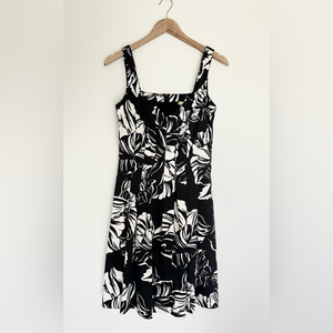 White House Black Market Floral Pleated Fit and‎ Flare Dress Size 8